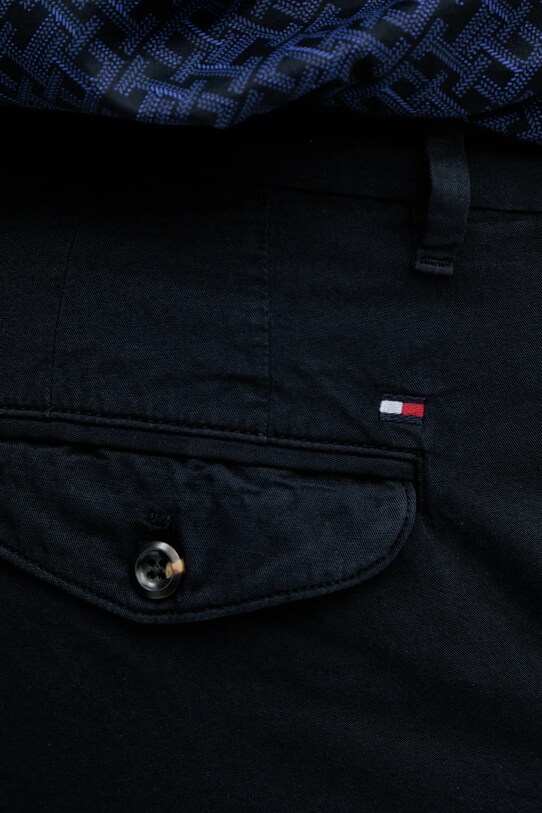 Kalhoty s příměsí lnu Tommy Hilfiger námořnická modř MW0MW38792