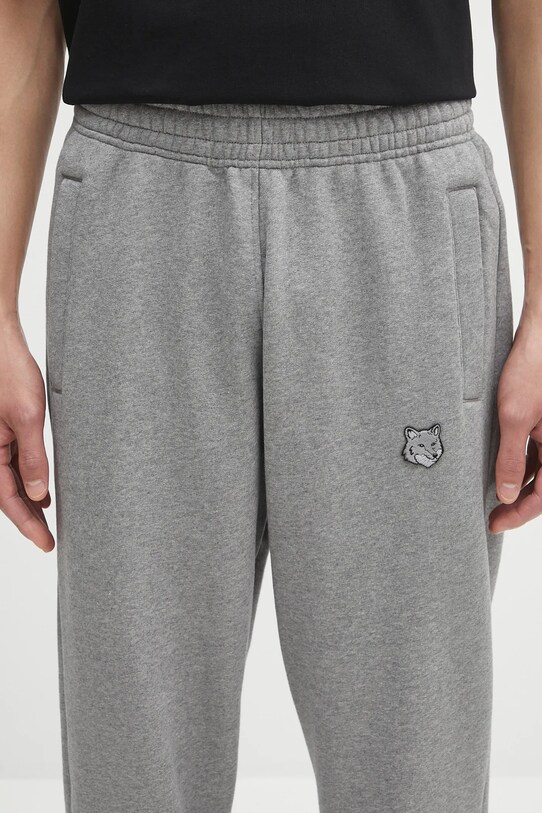 Pamučni donji dio trenirke Maison Kitsuné Bold Fox Head Patch Comfort siva MM01125KM0321