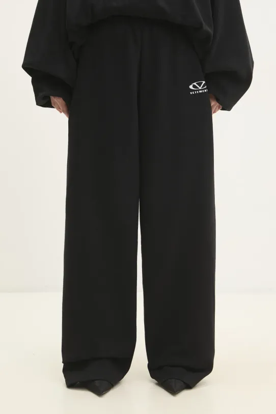 VETEMENTS joggers Oval Logo overprint black UA66SP600BW