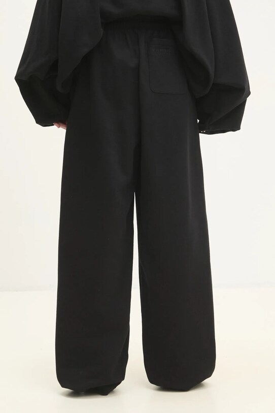 Tepláky VETEMENTS Oval Logo UA66SP600BW čierna SS25