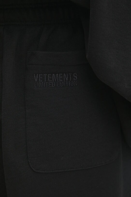 Tepláky VETEMENTS Oval Logo čierna UA66SP600BW