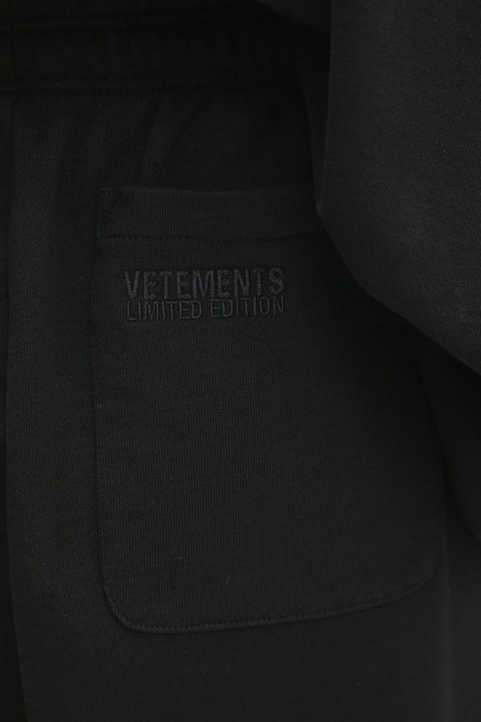 VETEMENTS joggers Oval Logo black UA66SP600BW