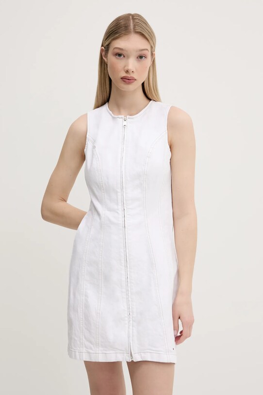 Φόρεμα τζιν Tommy Jeans με ελαστάν λευκό DW0DW20420