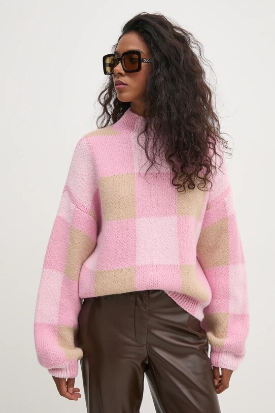 Stine Goya sweter z domieszką wełny półgolf różowy SG.PS25.K020.2327