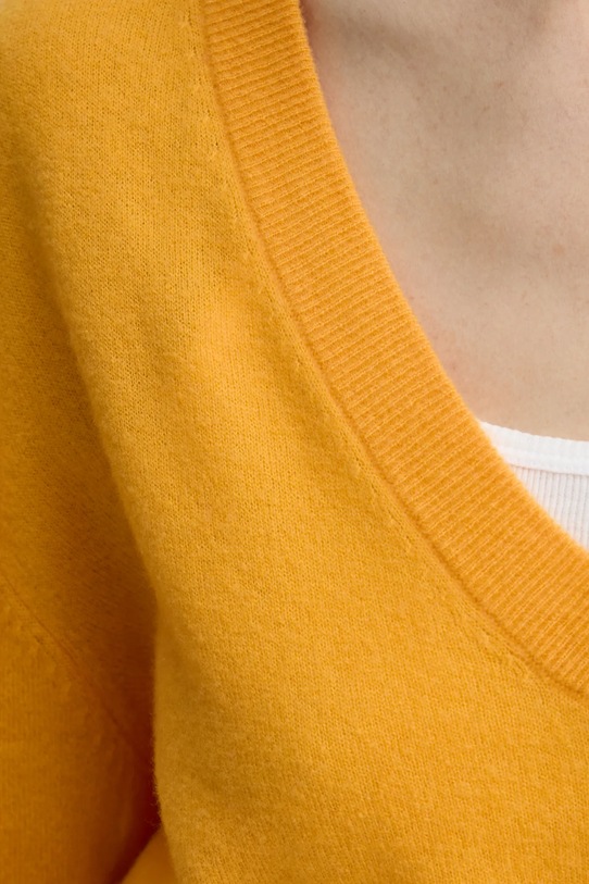 Vlnený sveter American Vintage RAX18AE25 žltá