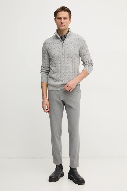 Памучен пуловер Gant 8050603 сив SS25