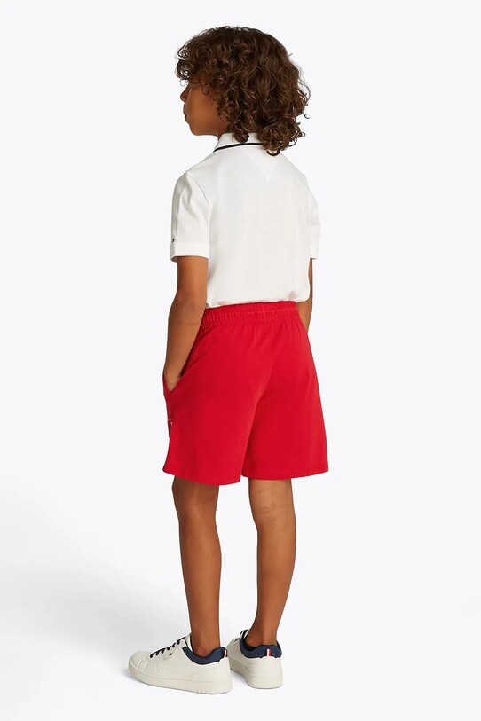 Detské bavlnené šortky Tommy Hilfiger červená KB0KB09477.98.122.PPYA