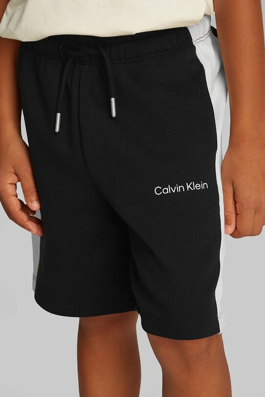 Detské krátke nohavice Calvin Klein Jeans IB0IB02433.104.116.PPYA čierna
