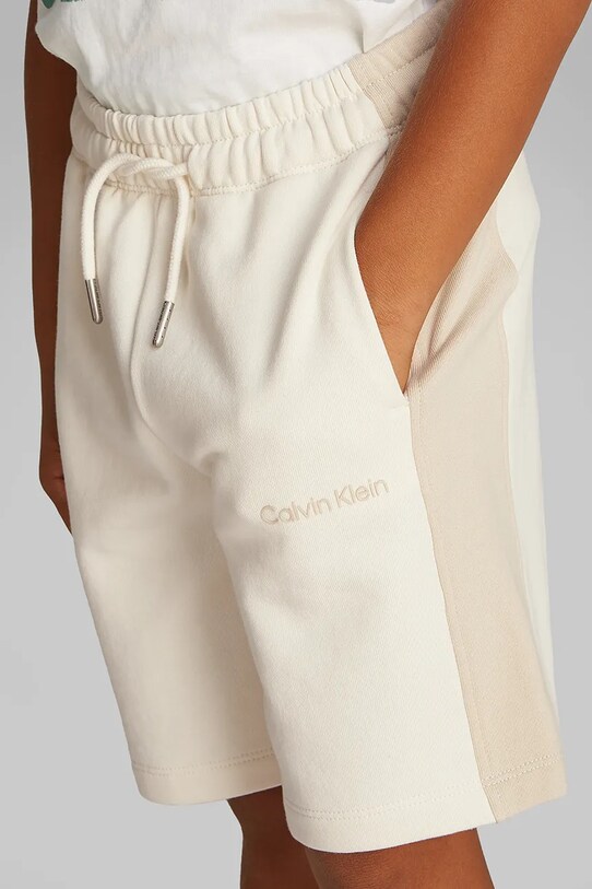 Detské krátke nohavice Calvin Klein Jeans IB0IB02433.128.176.PPYA béžová