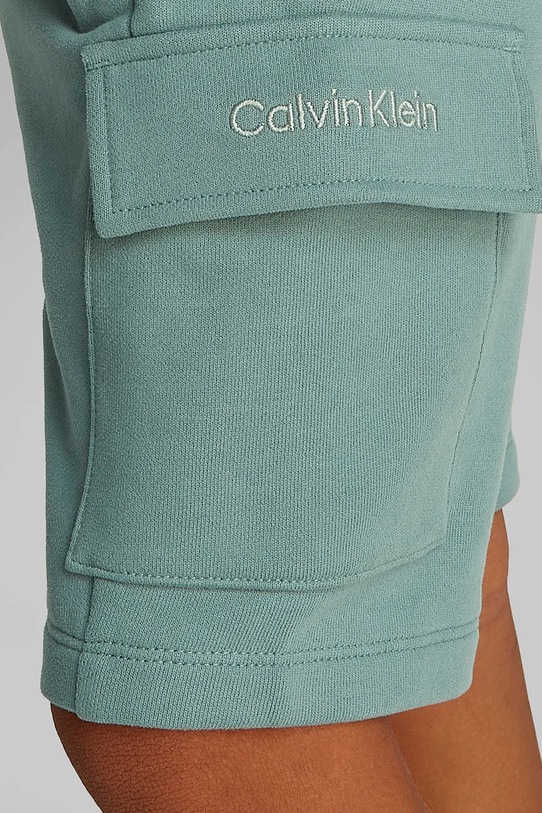 Детски памучен къс панталон Calvin Klein Jeans IB0IB02440.PPYA тюркоазен