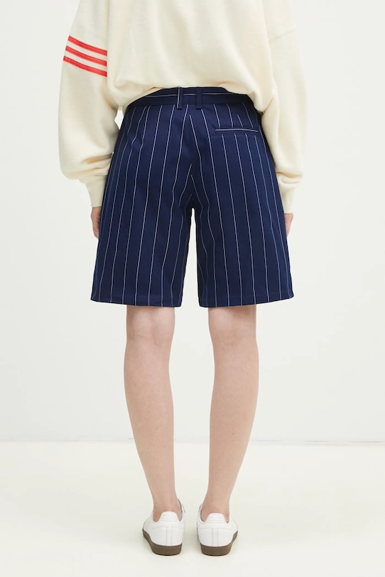 Îmbrăcăminte adidas Originals pantaloni scurți PINSTRIPE SHORT JC7683 bleumarin