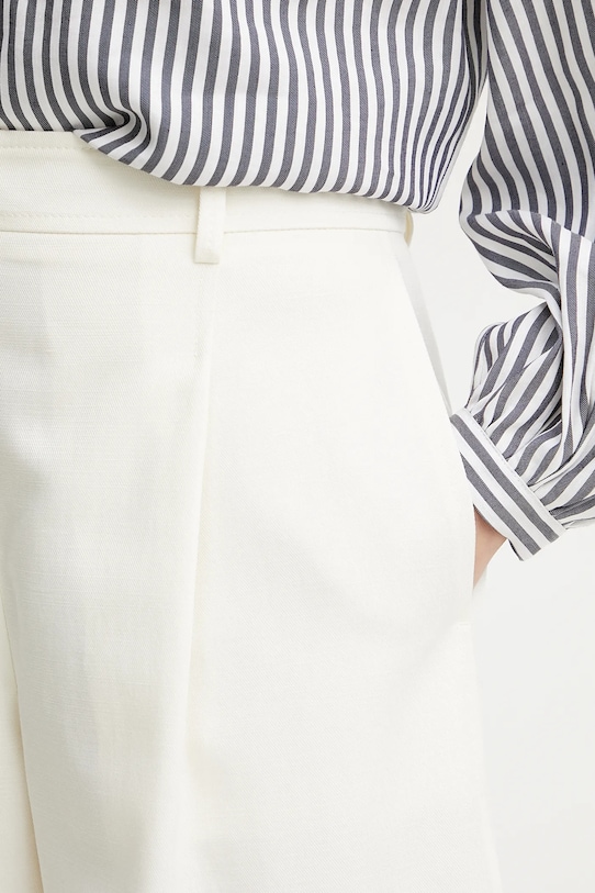 BOSS Orange szorty z domieszką lnu beżowy 50546217