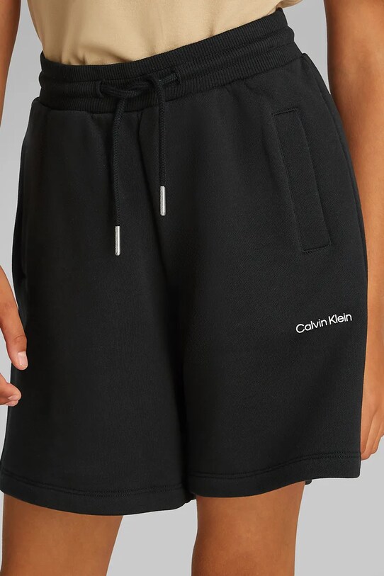 Παιδικό βαμβακερό σορτς Calvin Klein Jeans IU0IU00703.104.116.PPYA μαύρο