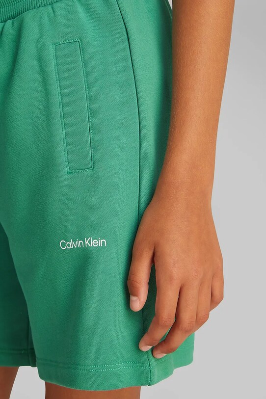 Детски памучен къс панталон Calvin Klein Jeans IU0IU00703.128.176.PPYA зелен