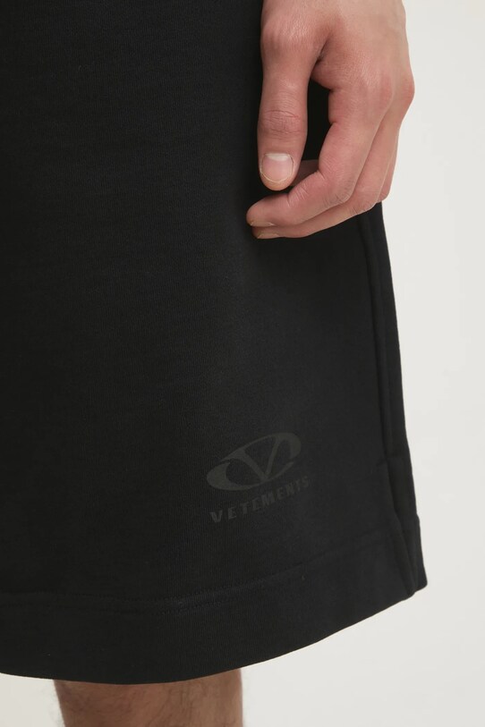 Къс панталон VETEMENTS Oval Logo черен UA66SS600BB