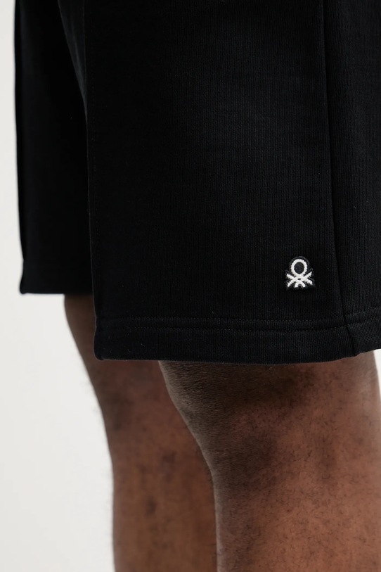 Bombažne kratke hlače United Colors of Benetton črna 342ZU900X