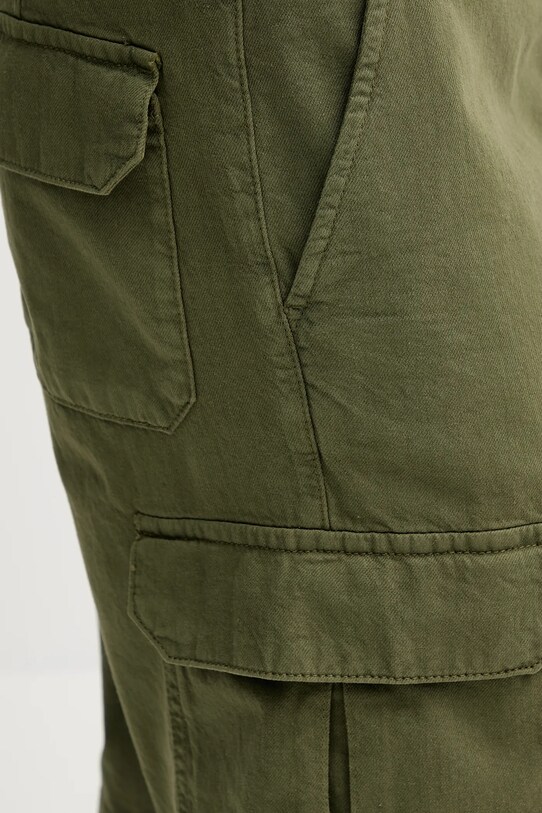 United Colors of Benetton pantaloni scurți din amestec de in verde 4V3EU900V