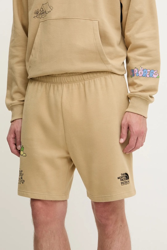 Βαμβακερό σορτσάκι The North Face Mountain Cleanup στάμπα μπεζ NF0A8C2XLK51