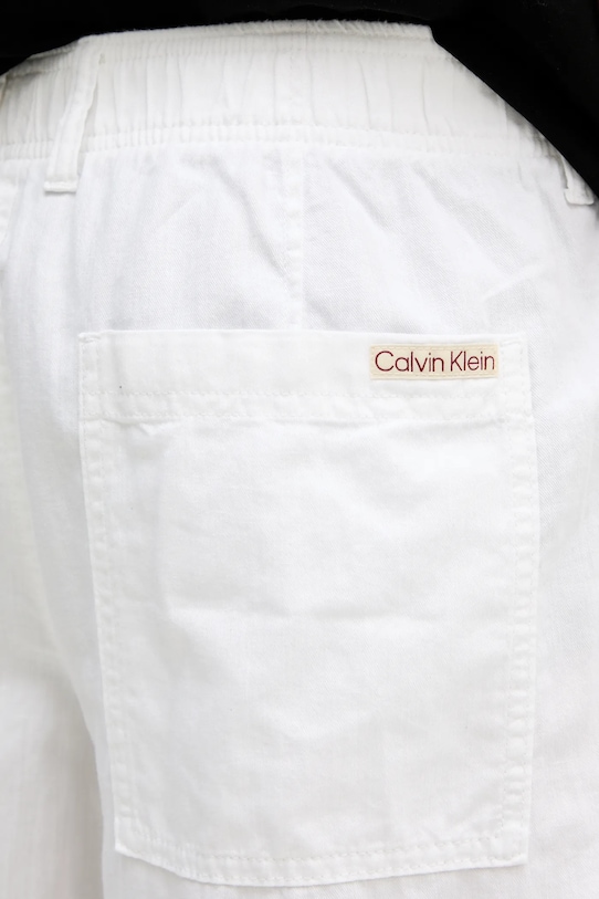 Šortky s prímesou ľanu Calvin Klein Jeans biela J30J327300