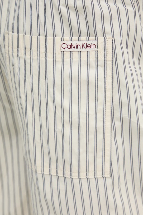 Памучен къс панталон Calvin Klein Jeans бежов J30J327375