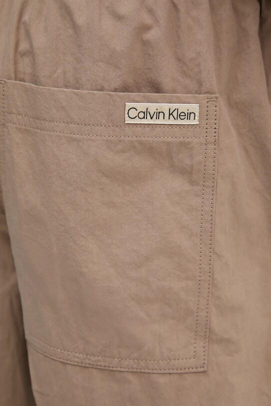 Βαμβακερό σορτσάκι Calvin Klein Jeans καφέ J30J327375