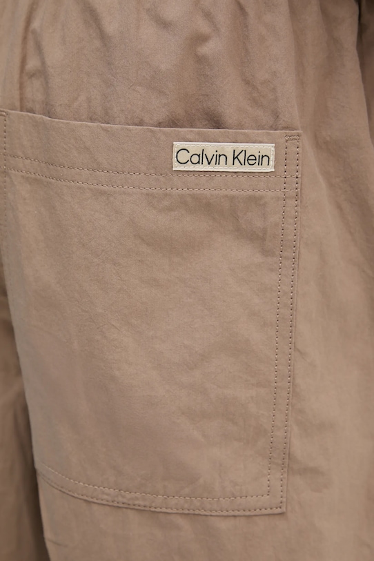 Βαμβακερό σορτσάκι Calvin Klein Jeans καφέ J30J327375