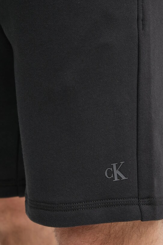 Βαμβακερό σορτσάκι Calvin Klein Jeans μαύρο J30J327531