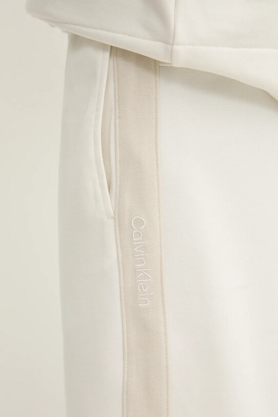 Calvin Klein Jeans szorty beżowy J30J327246