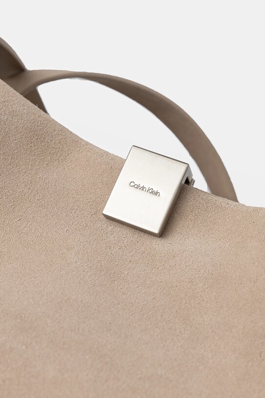 Semišová kabelka Calvin Klein béžová K60K612983