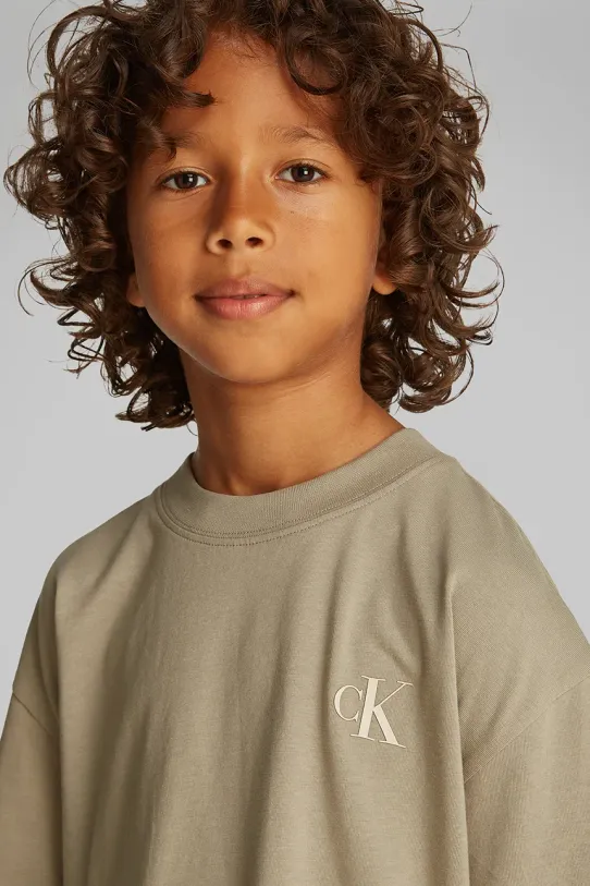 Παιδικό βαμβακερό μπλουζάκι Calvin Klein Jeans IB0IB02449.PPYA καφέ