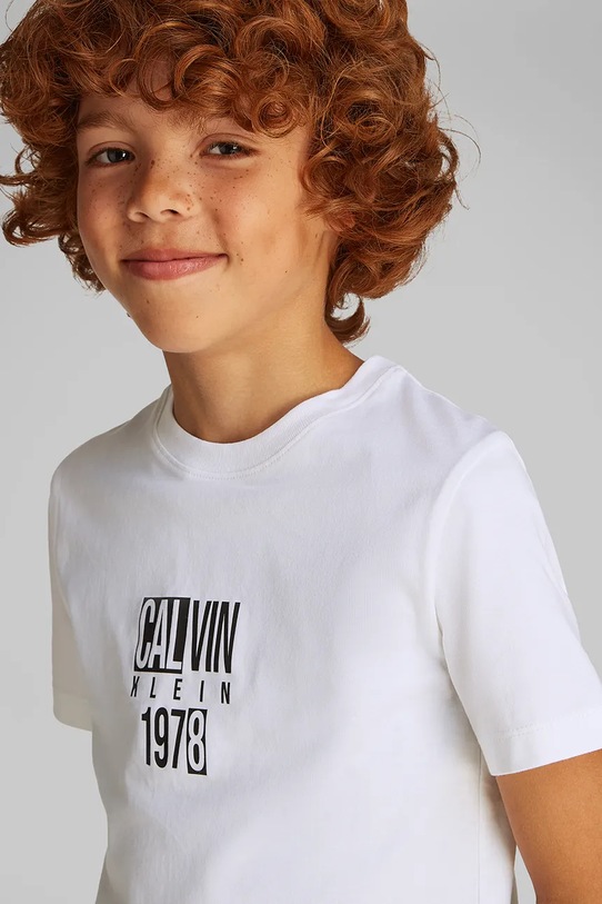 Детска памучна тениска Calvin Klein Jeans IB0IB02456.128.176.PPYA бял