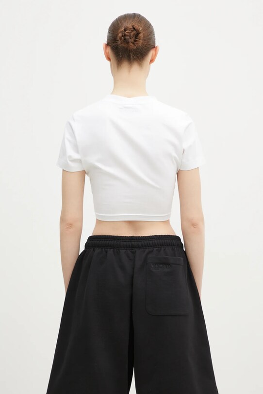 Одежда Хлопковая футболка VETEMENTS U Might Know Me Cropped Fitted WA66TR750W белый