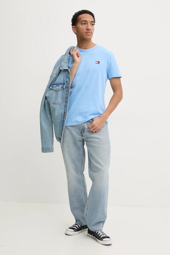 Хлопковая футболка Tommy Jeans DM0DM20322 голубой SS25