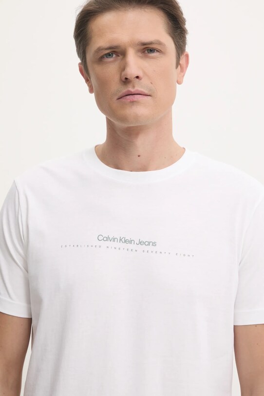 Памучна тениска Calvin Klein Jeans бял J30J327075