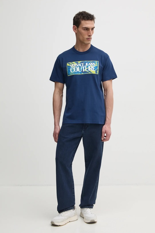 Bombažna kratka majica Versace Jeans Couture 78GAHE04.CJ00E mornarsko modra SS25