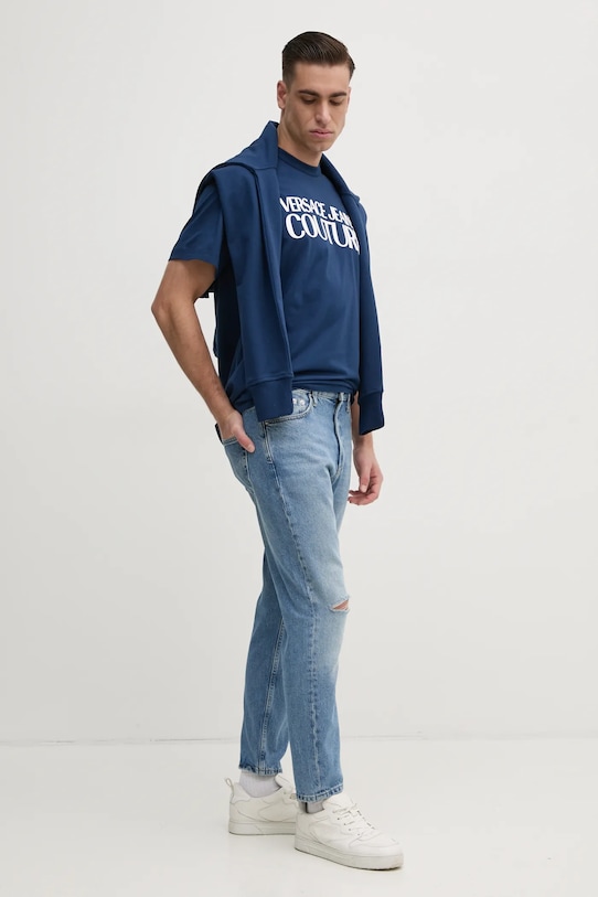Bavlněné tričko Versace Jeans Couture 78GAHE05.CJ00E námořnická modř SS25