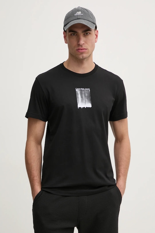 Bavlněné tričko Calvin Klein Jeans potisk černá J30J327522