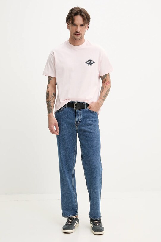 Хлопковая футболка Tommy Jeans DM0DM20806 розовый SS25