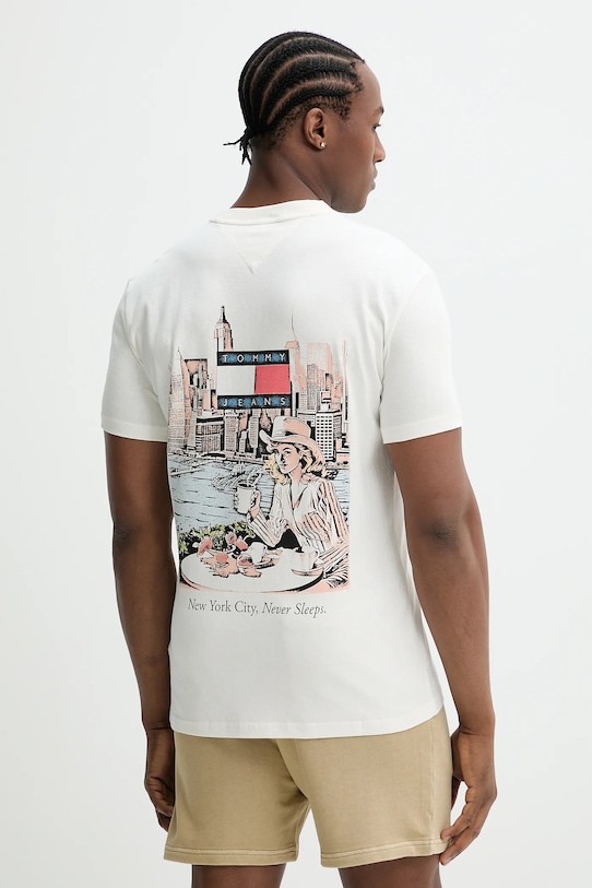 Bavlnené tričko Tommy Jeans potlač béžová DM0DM21345