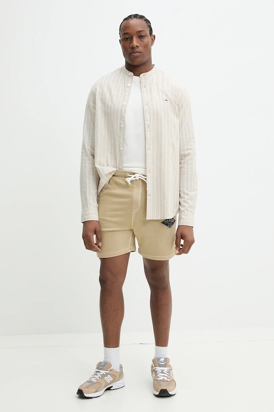 Bavlnené tričko Tommy Jeans DM0DM21345 béžová SS25