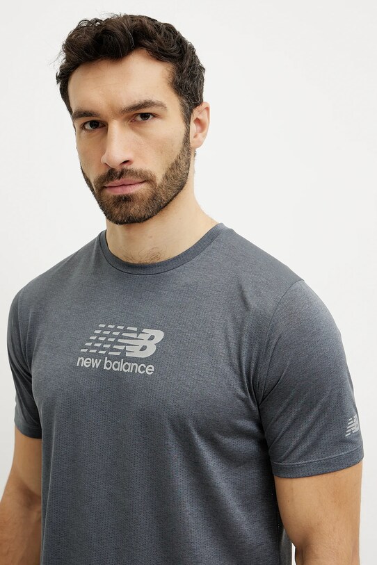 Дрехи Тениска за бягане New Balance Athletics Graphic MT51204GT сив
