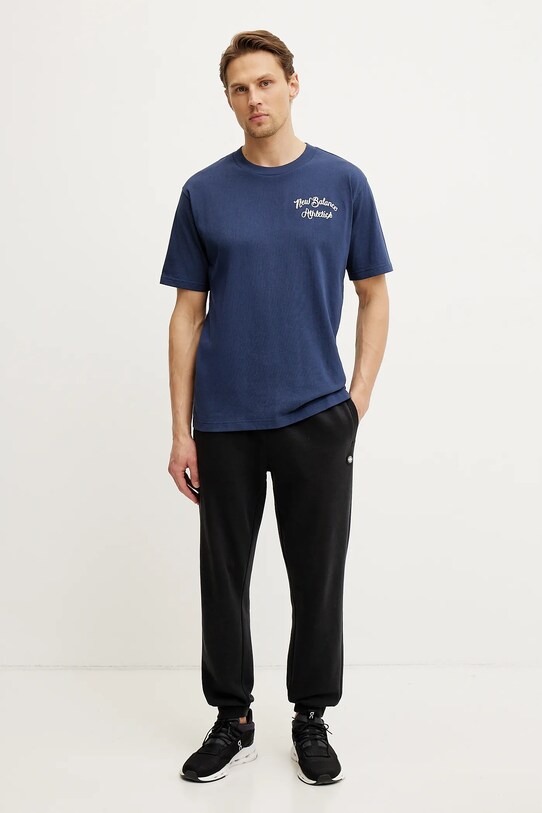 Bavlněné tričko New Balance MT43556NNY námořnická modř SS25