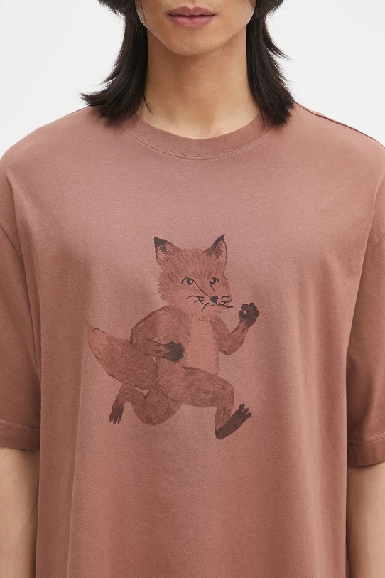 Bavlněné tričko Maison Kitsuné Speedy Fox Print Oversize hnědá OM00109KJ0008