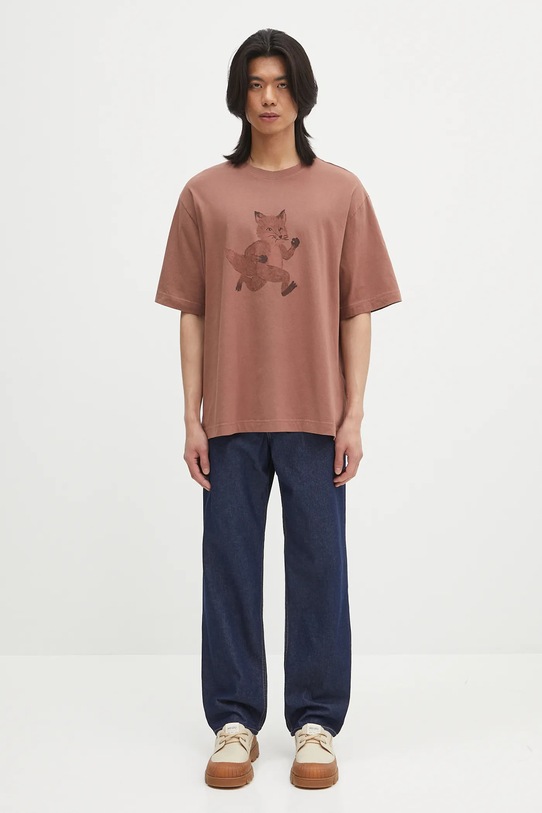 Bavlněné tričko Maison Kitsuné Speedy Fox Print Oversize OM00109KJ0008 hnědá
