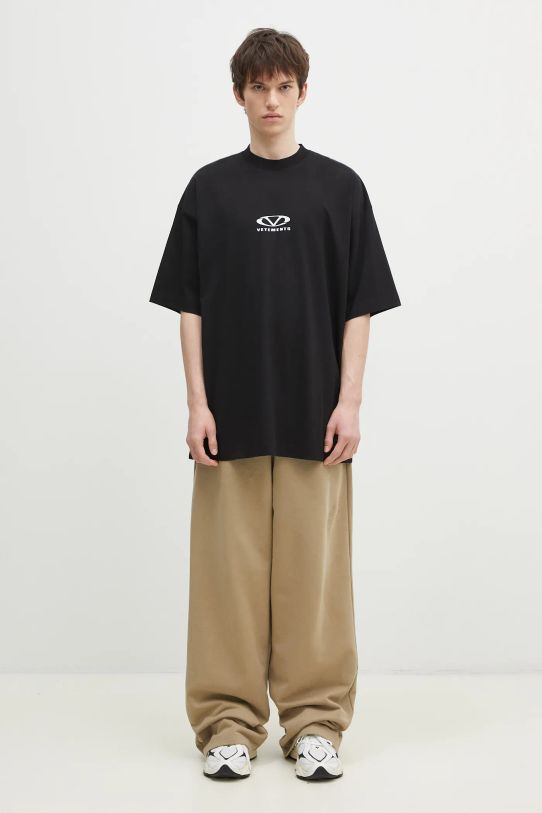 VETEMENTS t-shirt in cotone Oval Logo Oversized UA66TR605BW