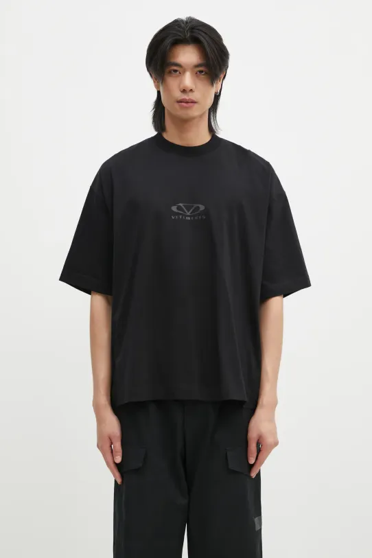 Хлопковая футболка VETEMENTS Oval Logo Cropped Boxy печать чёрный UA66TR600BB