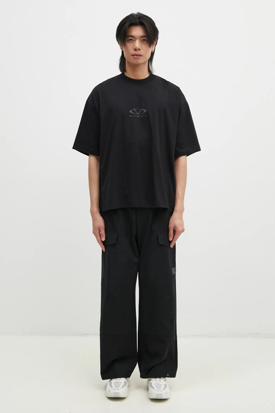 Хлопковая футболка VETEMENTS Oval Logo Cropped Boxy UA66TR600BB чёрный
