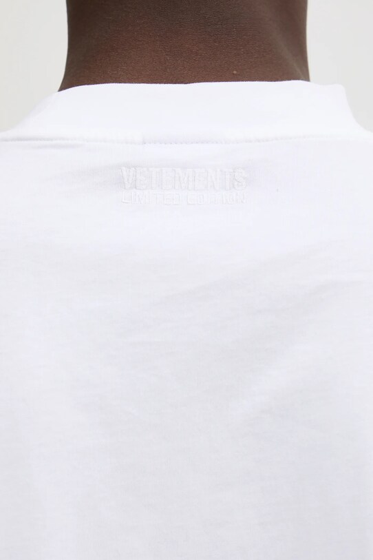 Хлопковая футболка VETEMENTS U Might Know Me Cropped Boxy UA66TR760W