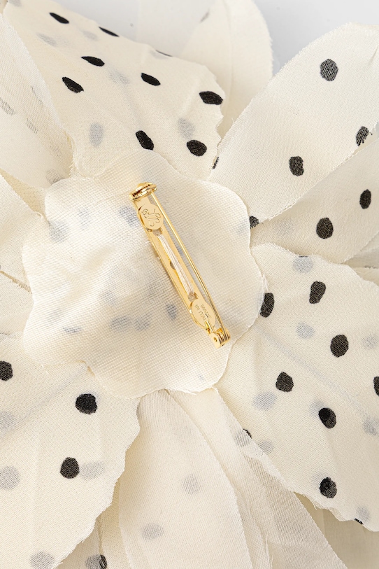 Akcesoria Luisa Spagnoli broszka z dodatkiem jedwabiu Nereto 543166 beżowy