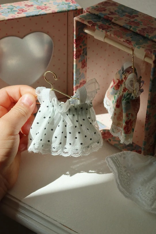 Konges Sløjd przytulanka TINY TEDDY DRESS UP KS105106.PPY2